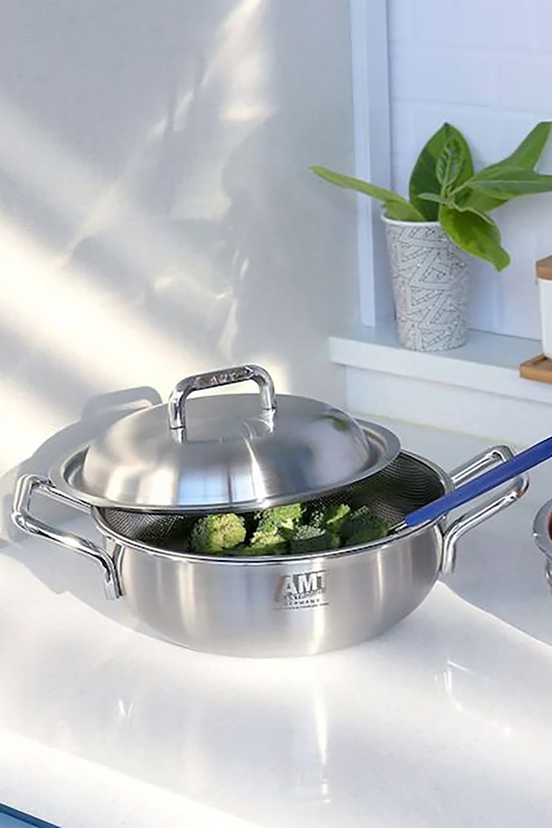 AMT 샤프(Sharp) 316Ti 스텐 20cm 멀티쿠커는 316Ti 스테인리스 소재로 제작되어 내구성이 뛰어나고 위생적인 조리가 가능합니다. 20cm 크기로 다양한 요리에 활용할 수 있으며, 양손잡이 디자인으로 편리하게 사용할 수 있습니다. 뚜껑이 포함되어 있어 조리 시 음식의 수분 증발을 막고 효율적인 조리를 돕습니다. 실버 색상으로 주방 인테리어에 세련됨을 더합니다. 조리용으로 적합한 멀티쿠커입니다.
