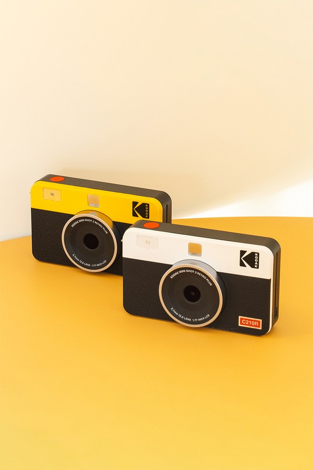 코닥 미니샷2 레트로 즉석 카메라+카트리지 8매 (옐로우)는 사진 촬영과 즉석 인쇄를 한 번에 즐길 수 있는 미니 사이즈 카메라입니다. 옐로우, 화이트, 블랙 세 가지 색상으로 출시되었으며, 플라스틱 소재로 제작되었습니다. 2인치 용지에 4PASS 인쇄 방식으로 선명한 사진을 인쇄할 수 있으며, 셀피 미러, 플래시, 필터 효과, 콜라주, 스티커 등 다양한 기능을 지원합니다. LCD 디스플레이와 C타입 포트를 갖췄으며, 1회 충전으로 약 20장까지 인쇄 가능합니다. 카트리지 8매가 포함되어 있어, 구매 후 바로 사용 가능합니다.
