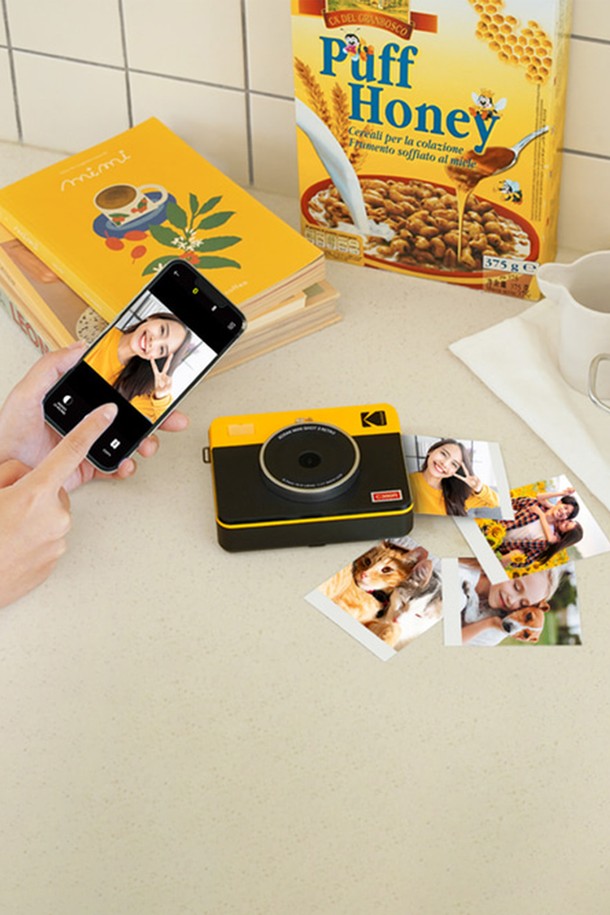 코닥 미니샷3 레트로 즉석 카메라 (화이트)는 1300만 화소 카메라와 300dpi 해상도의 4PASS 프린팅 기술을 통해 사진을 바로 인화할 수 있는 2in1 제품입니다. 1.77인치 디지털 뷰파인더, 블루투스 연결, 셀피 미러, 노이즈 감소 기능으로 더욱 편리하게 사용할 수 있으며, 3x3인치(76mm x 76mm) 크기의 사진을 보더 또는 보더리스 방식으로 인쇄할 수 있습니다. 사진 편집, 콜라주 제작, 필터 및 프레임 옵션을 제공하는 앱 기능을 통해 사진을 더욱 다채롭게 꾸밀 수 있으며, 빠른 포커싱 속도와 라미네이트 코팅으로 사진의 보존성을 높였습니다. FSC 인증 패키지로 환경까지 생각한 코닥 미니샷3 레트로 즉석 카메라로 소중한 순간을 간직하세요.
