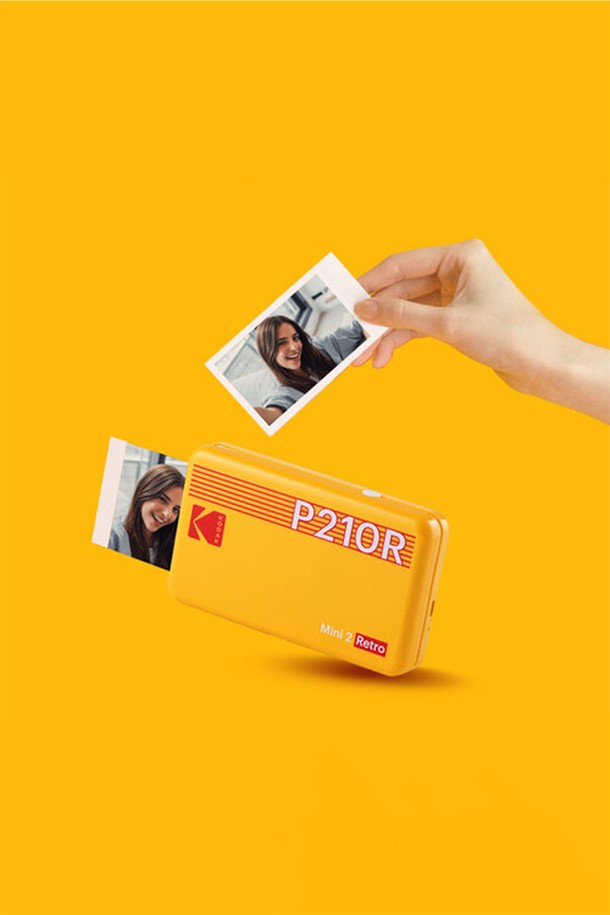 코닥 미니3 레트로 포토프린터 사진인화기 (화이트)는 휴대성과 컴팩트한 디자인을 자랑하는 미니 사이즈 포토 프린터입니다. 블루투스 연결 및 무선 프린팅을 지원하여 스마트폰으로 간편하게 사진을 출력할 수 있습니다. 4PASS 기술을 통해 변색 방지 및 고화질의 사진을 출력하며, 라미네이팅 코팅으로 사진을 더욱 오랫동안 보존할 수 있습니다. 90분 사용 가능한 배터리로 약 20매 출력이 가능하며, 초기 카트리지 8매와 C타입 포트를 포함한 구성입니다. 올인원 카트리지를 사용하여 편리하며, 경량으로 휴대하기 용이합니다.
