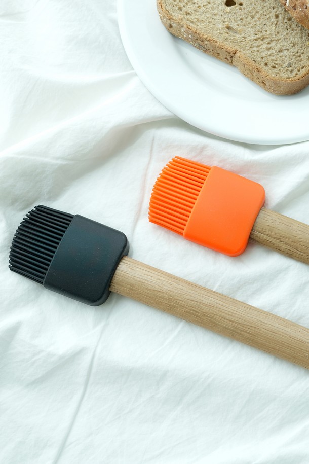 레벤호프 실리콘 퍼펙트 기름솔 블랙 27cm은 주방의 품격을 높여주는 필수템입니다. 부드러운 실리콘 헤드는 식재료에 오일을 고르게 펴 바르기에 적합하며, 팬이나 냄비 시즈닝에도 유용하게 사용됩니다. 위생적인 분리형 구조로 세척이 용이하며, 열탕 소독까지 가능하여 안심하고 사용할 수 있습니다. 북유럽 스타일 디자인과 로고 각인으로 세련됨을 더했으며, 편안한 그립감과 스크래치 방지 기능으로 실용성을 높였습니다. 선물용 박스 포장으로 소중한 사람에게 선물하기에도 좋습니다.
