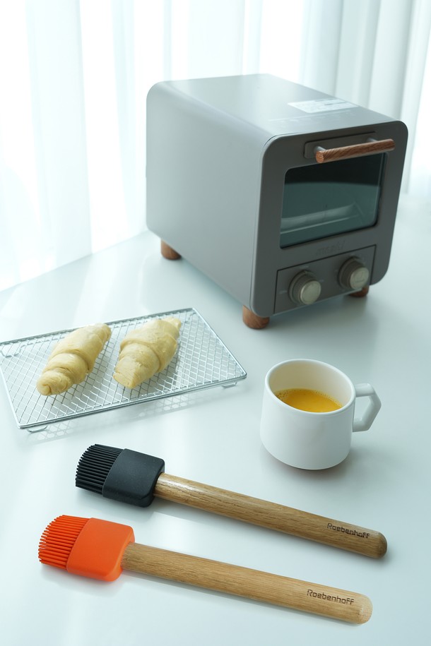 레벤호프 실리콘 퍼펙트 기름솔 오렌지 27cm는 주방 조리에 편리함을 더하는 실리콘 기름솔입니다. 부드러운 실리콘 브러시와 27cm의 넉넉한 길이는 식재료, 팬, 조리도구에 기름을 골고루 펴 바르기 용이하게 합니다. 위생적인 분리형 구조로 세척과 관리가 간편하며, 북유럽 스타일 디자인과 브랜드 로고 각인이 돋보입니다. 원목 손잡이는 편안한 그립감을 제공하여 오랫동안 사용해도 부담스럽지 않습니다.
