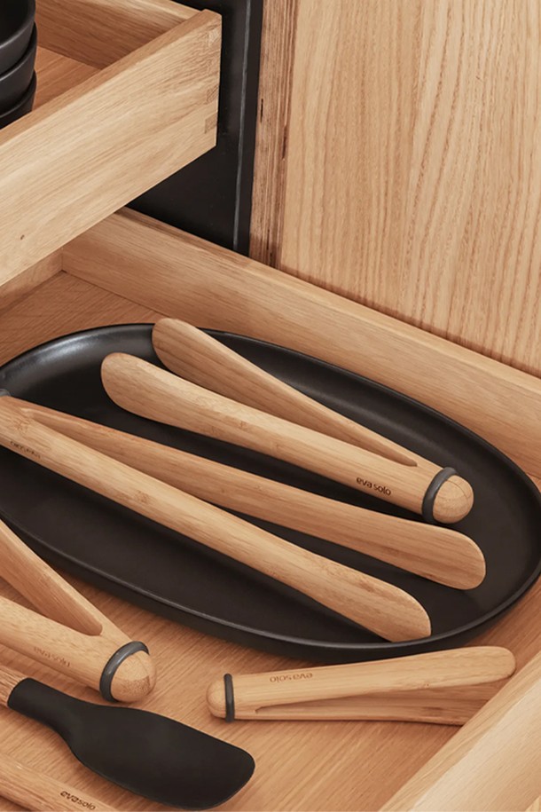 에바솔로 노르딕 키친 우드 고기 집게 16cm는 주방 조리에 사용되는 나무 소재의 집게입니다. 16cm의 적절한 사이즈로 제작되어 음식 집기에 편리하며, 브라운 색상으로 따뜻하고 자연스러운 분위기를 연출합니다. 북유럽 스타일의 디자인이 돋보이며, 나무 특유의 질감이 고급스러움을 더합니다. 주방에서 다양한 요리에 활용하여 음식의 품격을 높여보세요.
