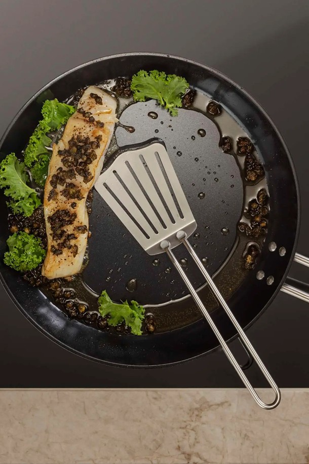 에바솔로 실리콘 스텐 뒤집개 롱은 주방 조리에 최적화된 도구입니다. 긴 손잡이 디자인으로 안전하고 편리하게 사용할 수 있으며, 내구성이 뛰어난 스테인리스 스틸 소재와 위생적인 실리콘 코팅이 만나 오래도록 사용할 수 있습니다. 화이트와 실버 색상으로 주방 인테리어와도 잘 어울립니다. 조리 시 음식물이 눌어붙는 것을 방지하며, 간편하게 음식물을 뒤집을 수 있어 요리의 즐거움을 더합니다. 주방 필수품으로 조리용으로 활용해보세요.
