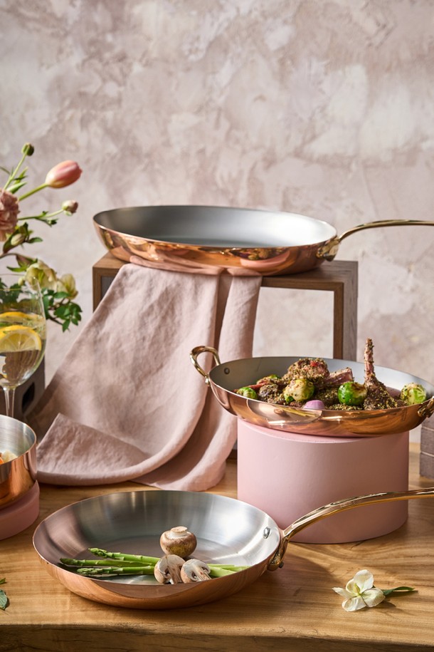 모비엘(Mobiel) M 150 B MB 코퍼 20cm 프라이팬은 구리 소재로 제작된 주방용 조리 도구입니다. 20cm 크기로, 논스틱 코팅 처리가 되어 있어 음식 조리가 편리합니다. 은은한 코퍼 색상이 주방에 고급스러운 분위기를 더합니다. 모비엘(Mobiel) 브랜드의 프라이팬으로, 요리에 즐거움을 더해보세요.
