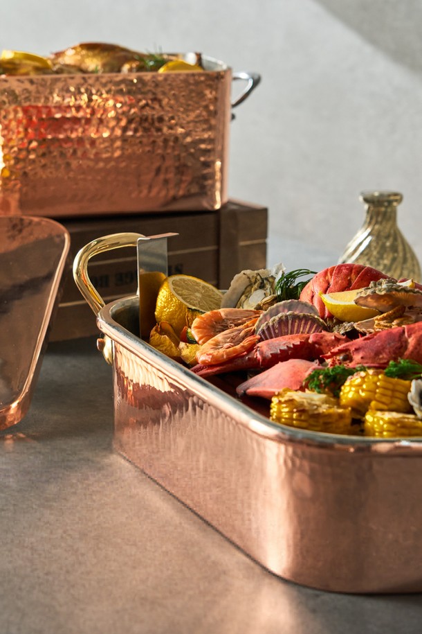 모비엘 M 트래디션 코퍼 50*40cm 터보티에르(그리들)는 구리 소재로 제작된 주방용품입니다. 뛰어난 열전도율을 자랑하며, 50*40cm의 넉넉한 크기로 다양한 요리에 활용할 수 있습니다. 코퍼 색상의 세련된 디자인과 양쪽 손잡이, 뚜껑을 포함하여 편리한 조리를 돕습니다. 그리들 형태로 제작되어 다양한 종류의 음식을 조리하기에 적합합니다. 주방 조리 도구로서 뛰어난 기능성과 미적 가치를 동시에 만족시키는 제품입니다.
