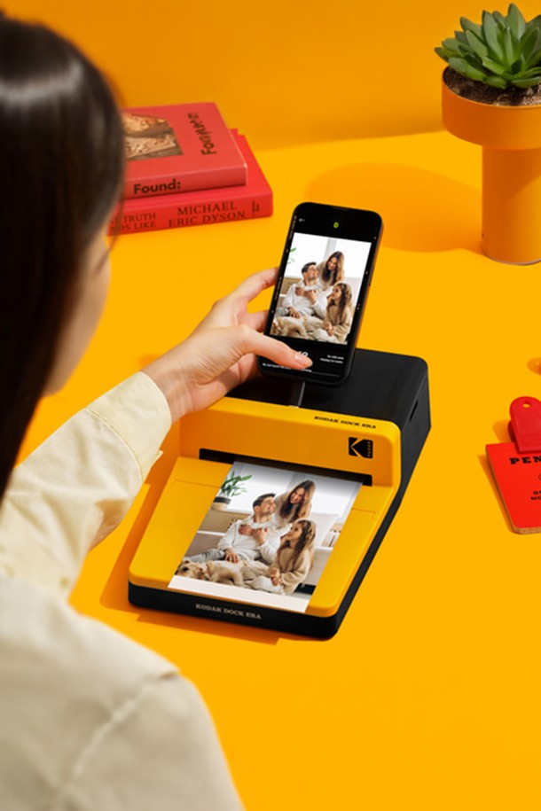 코닥 도크(KODAK DOCK) ERA 포토프린터는 사진을 간편하게 인화할 수 있는 휴대용 포토 프린터입니다. 블랙과 옐로우 두 가지 색상으로 제공되며, 스마트폰과 무선으로 연결하여 사진을 바로 인쇄할 수 있습니다. 컴팩트한 사이즈로 휴대성이 뛰어나 언제 어디서든 사진을 출력할 수 있습니다. 프린터 본체와 함께 카트리지 90매가 기본 구성으로 제공되어 넉넉하게 사진 인화가 가능합니다. 소중한 추억을 간직하고 싶을 때, 코닥 도크 ERA 포토프린터로 간편하게 사진을 인화해 보세요.
