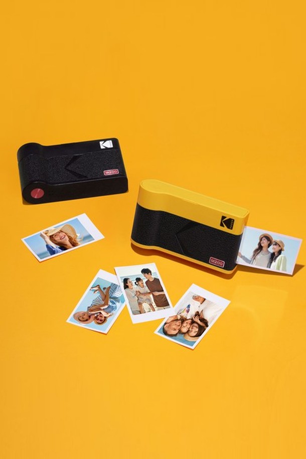 코닥 미니2 ERA 포토프린터 사진인화기는 휴대성과 무선 출력을 지원하는 포토프린터입니다. 컴팩트한 사이즈와 포터블 디자인으로 언제 어디서든 사진을 인화할 수 있습니다. 블랙과 화이트 두 가지 색상으로 제공되며, 카트리지 38매가 기본 구성품으로 포함되어 있습니다. 간편하게 사진을 인화하여 소중한 순간들을 바로 간직하세요.
