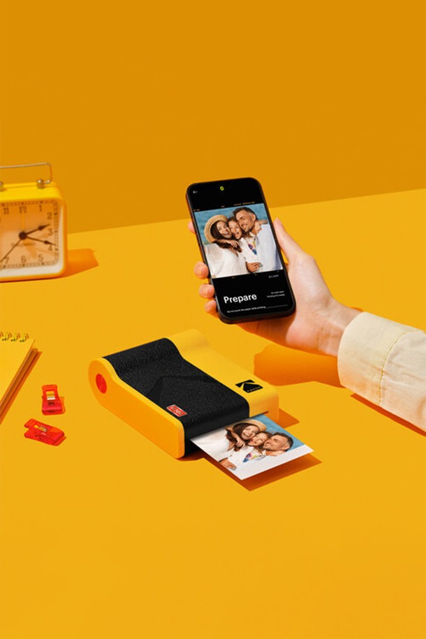 코닥 미니3 ERA 포토프린터 사진인화기는 휴대용으로 간편하게 사진을 인화할 수 있는 제품입니다. 콤팩트한 블랙 디자인으로 언제 어디서든 즉석에서 사진을 출력할 수 있습니다. 본 제품은 프린터 본체와 카트리지 38매로 구성되어, 바로 사용이 가능합니다. 사진 인쇄와 포토 프린팅 기능을 통해 소중한 순간들을 생생하게 간직하세요. 코닥 미니3 ERA로 사진을 인화하는 즐거움을 경험해보세요.
