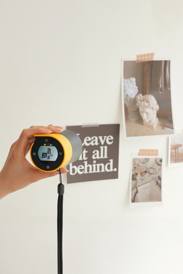 코닥 메모샷 ERA+카트리지 10롤은 사진 촬영, 인화, 메모 기능, 편집 기능, 재촬영을 지원하는 다기능 제품입니다. 화이트와 옐로우 두 가지 색상으로 제공되며, 플라스틱 소재의 미디엄 사이즈로 휴대와 사용이 간편합니다. LCD 디스플레이, 원터치 카트리지 교체, 블루투스 및 USB Type-C 연결을 지원하는 휴대용 디자인이 특징입니다. 300dpi의 고해상도 인쇄가 가능하며, 전용 앱을 지원하고 무잉크 열전사 방식과 FSC 인증 패키지를 사용하여 실용성과 환경 보호를 동시에 잡았습니다. 라벨링, 사진 인화, 메모 등 다양한 용도로 활용할 수 있습니다.
