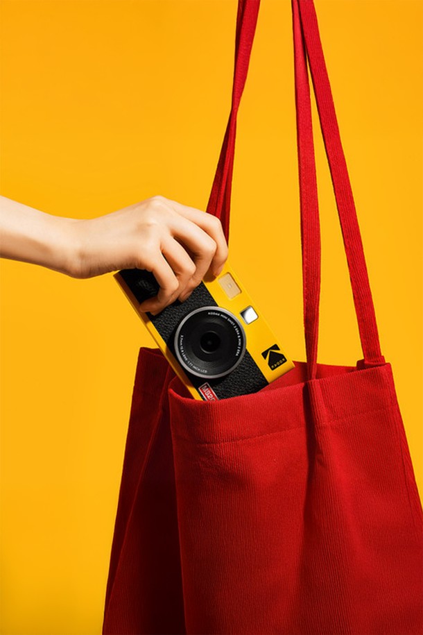 코닥 미니샷2 ERA 즉석 카메라와 카트리지 38매 세트입니다. 블랙 색상의 컴팩트한 디자인으로 휴대성이 뛰어나 언제 어디서든 간편하게 사용 가능합니다. 즉석 인화 기능을 통해 소중한 순간들을 바로 사진으로 간직할 수 있습니다. 일상생활과 여행 어디에서나 특별한 추억을 만들어보세요. 카메라 본체와 넉넉한 38매의 카트리지 구성으로, 바로 사진을 인화하여 즐거움을 더할 수 있습니다.
