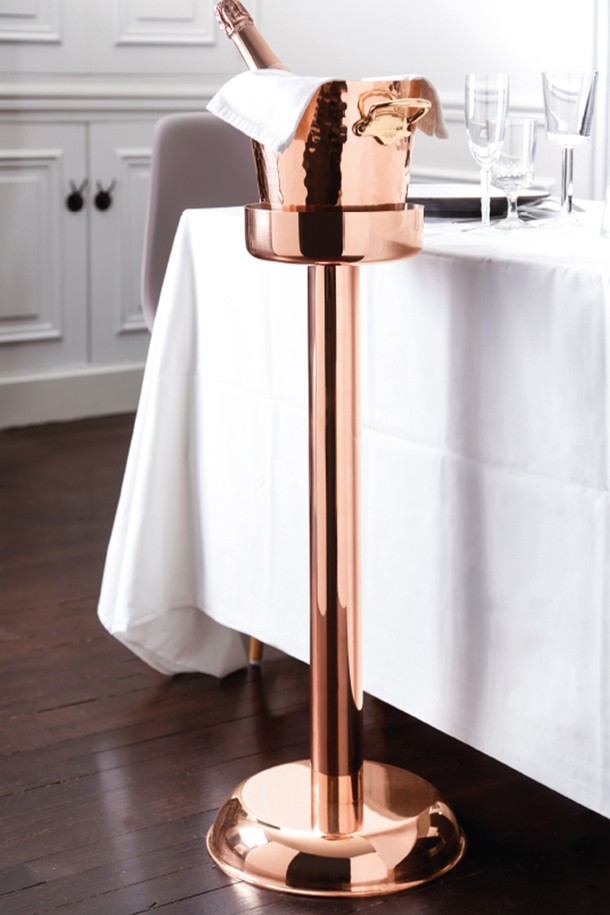 모비엘(M'vielle) M 30 코퍼 샴페인&와인 바스켓홀더는 구리, 알루미늄, 스테인리스 스틸을 주요 소재로 사용한 전문가용 주방 기구입니다. 해머링 기법으로 마감된 코퍼 및 샴페인 골드 색상의 바스켓홀더는 와인과 샴페인을 보관하며 보온 및 보냉 기능을 제공합니다. 수작업으로 제작된 전통적인 디자인은 주방에 고급스러움을 더하며, 우수한 열전도성을 자랑합니다. 내부에는 스테인리스 스틸 라이닝 처리가 되어 있어 위생적입니다. 스탬핑, 주석도금, 해머링, 드릴링, 조립 등의 섬세한 제조 공정을 거쳐 완성됩니다.
