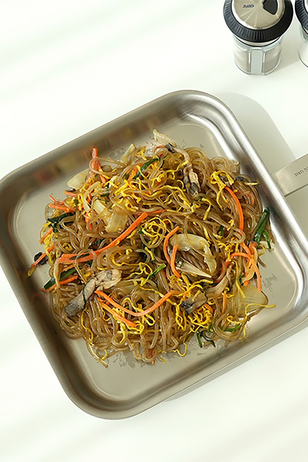 AMT 316Ti 스텐 통5중 프로 정사각 베스트팬 24cm은 316Ti 스테인리스 스틸 소재의 정사각 프라이팬입니다. 통5중 구조로 제작되어 뛰어난 내구성과 열전도율, 보온성을 자랑하며, 24cm x 24cm x 3.5cm 크기입니다. 크롬/니켈/몰리브덴/티타늄 합금으로 제작되어 내식성이 우수하며, 티타늄의 강도(철의 2배, 알루미늄의 6배)로 뒤틀림 없이 오래 사용할 수 있습니다. 스팀 순환 시스템, 스팟 용접 손잡이, 내부 계량 눈금, 그리고 베이퍼 실 효과와 무/저수분 요리가 가능한 기능으로 요리를 더욱 편리하게 돕습니다. 가스, 핫플레이트, 인덕션, 할로겐 등 다양한 열원에서 사용 가능합니다.
