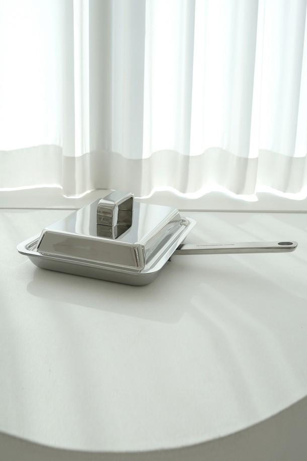 AMT 316Ti 스텐 프로 가로형 사각 피싱팬은 316Ti 및 304 스테인리스 스틸을 주요 소재로 사용한 주방용품입니다. 가로형 사각형 디자인으로, 5중 구조 바디와 SPOT 용접 방식 손잡이를 통해 내구성과 내식성을 높였습니다. 이 제품은 스팀 순환 시스템, 내부 계량 눈금, 무수분/저수분 조리 기능, 열 전도 및 보존 기능을 갖추고 있으며, 베이퍼 씰을 통해 더욱 효율적인 조리가 가능합니다. 가스레인지, 핫플레이트, 인덕션 등 다양한 열원에서 사용 가능하며, 오븐 및 식기세척기에서도 사용할 수 있습니다. 단, 전자레인지는 사용 불가합니다.
