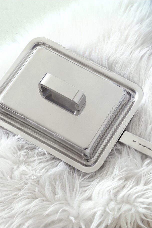 AMT 316Ti 스텐 프로 세로형 사각 피싱팬은 316Ti 티타늄 스테인리스, 304 스테인리스, 알루미늄 소재로 제작된 주방용품입니다. 5중 바디 구조와 2.7~3.5T 두께로 내구성을 높였으며, 수분 순환 시스템과 증기 밀폐 효과를 통해 효율적인 요리를 돕습니다. 스팟 용접 손잡이와 내부 계량 표시로 편리성을 더하고, 부식 방지 및 위생적인 사용이 가능합니다. 가스레인지, 핫플레이트, 전기레인지, 인덕션, 할로겐 등 다양한 열원에서 사용 가능하며, 식기세척기 사용이 가능합니다. 무수 및 저수 조리, 뛰어난 열전도성과 보온성을 제공합니다.
