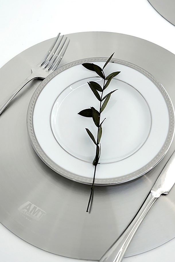 AMT 다용도 스텐 원형 매트 30cm는 냄비받침, 플레이팅, 무수분 및 저수분 요리에 활용 가능한 주방용품입니다. 5중 구조로 제작되어 열전도율과 보온성이 뛰어나며, 내구성과 내식성이 우수하여 위생적이고 반영구적인 사용이 가능합니다. 30cm 사이즈의 원형 디자인에 로고 각인이 새겨져 있으며, 2.7~3.5T 두께로 안정감을 더했습니다. 가스레인지, 핫플레이트, 인덕션, 할로겐 등 다양한 열원에서 사용할 수 있으며, 식기세척기 사용도 가능합니다. 단, 전자레인지 사용은 불가합니다.
