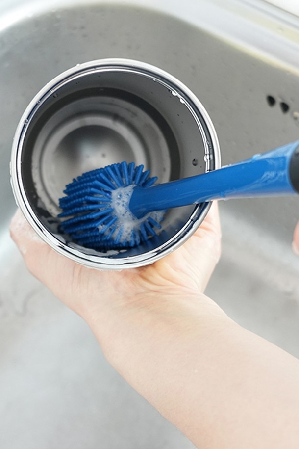 레벤호프 클리닝 브러쉬 블루 35cm는 주방용품 세척에 최적화된 브러쉬입니다. 나선형 실리콘 브러쉬와 미끄럼 방지 손잡이 디자인으로 강력한 세척력과 편안한 그립감을 제공합니다. 35cm 길이로 좁은 틈새까지 깨끗하게 세척 가능하며, 풍부한 거품을 생성하여 더욱 효과적인 세정이 가능합니다. 긁힘 방지 기능과 보관을 위한 걸이용 고리가 있어 실용적이며, 비닐 포장과 선물용 박스로 포장되어 더욱 만족스러운 사용 경험을 선사합니다.
