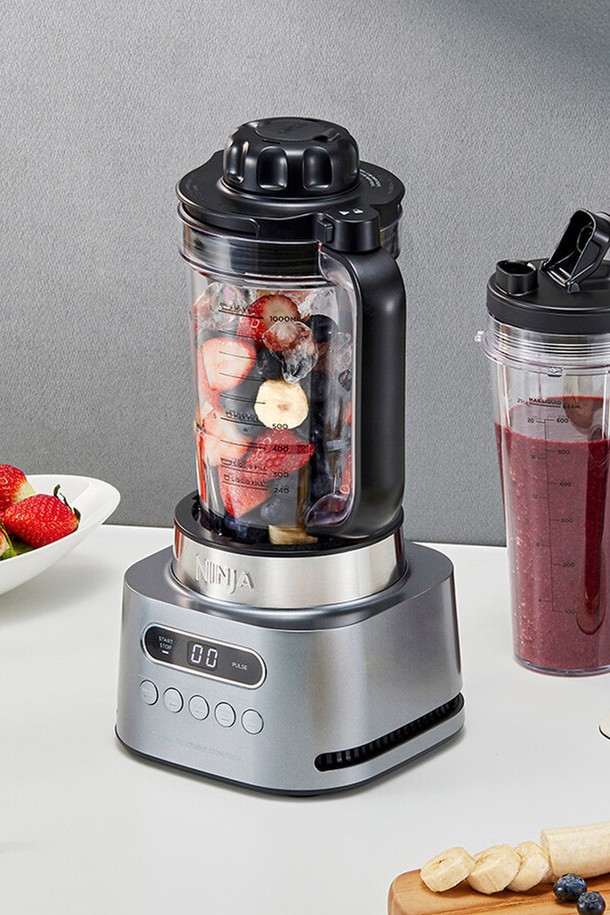 [SharkNinja] 닌자 트위스티하이스피드 2in1 블렌더듀오 CB151KR은 1600W의 강력한 모터와 6중 스테인리스 블레이드로 스무디, 칵테일 등 다양한 음료를 쉽고 빠르게 만들 수 있습니다. 2.4L의 총 용량과 1L 피처컵, 700ml 싱글컵 2개로 넉넉한 양을 조리할 수 있으며, 5가지 Auto-iQ 프로그램과 블렌드, 크러시, 슬러시, 파워믹스, 맥스 모드를 지원하여 다양한 레시피에 활용 가능합니다. SmartTORQUE 기술, 내장형 트위스트 패들, 드리즐 캡, 안전 센서 시스템, 미끄럼 방지 실리콘 베이스, 디지털 디스플레이, 분리형 부품, 컴팩트 보관 디자인 등 편리하고 안전한 사용을 위한 다양한 기능을 갖추었습니다.
