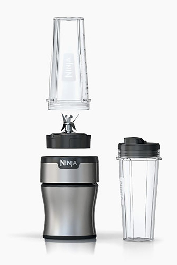 닌자 뉴트리 싱글 블렌더 플러스 다용도 믹서기 BN300KR은 700W의 강력한 성능으로 스무디, 주스, 양념 등 다양한 요리를 간편하게 만들 수 있습니다. 6-Motion 블레이드 기술과 BPA-free 플라스틱, 스테인리스 스틸 소재를 사용하여 영양소 손실을 최소화하며, 원터치 작동, 안전 잠금 장치, 자동 냉각 시스템 등 편리하고 안전한 기능을 제공합니다. 본체, 싱글컵 2개(594ml), 컵뚜껑 2개, 블레이드 조립부로 구성되어 있으며, 식기세척기 사용이 가능하여 위생적으로 관리할 수 있습니다.
