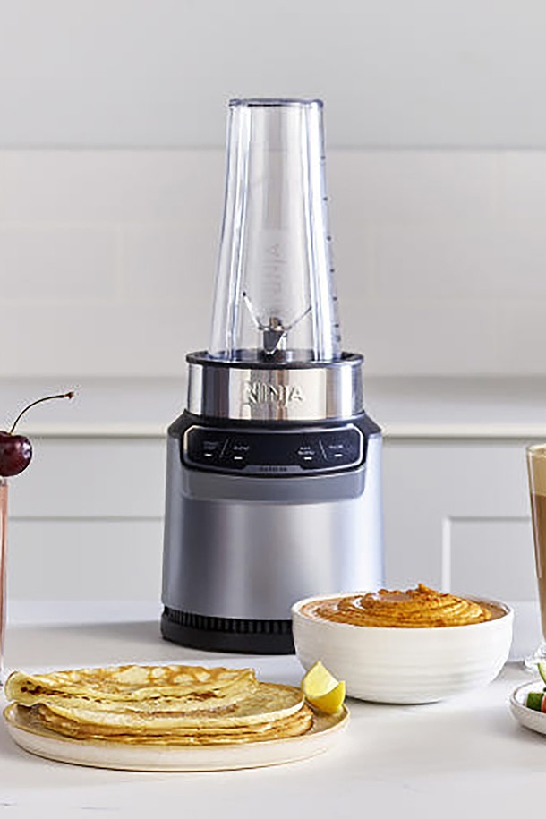 SharkNinja 닌자 뉴트리 블렌더 프로 with Auto-IQ 믹서기 BN500KR은 1000W의 강력한 모터와 Auto-IQ 시스템을 통해 최적의 블렌딩을 제공합니다. 500ml, 700ml, 900ml의 다양한 용량 컵과 6중 블레이드 시스템을 갖춰 얼음 분쇄와 영양소 보존에 효과적입니다. 트라이탄 및 BPA-free 소재를 사용하여 안전하며, 펄스 블렌딩, 맥스 블렌딩, 원터치 작동 등 다양한 기능을 지원합니다.
