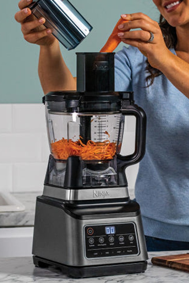 **SharkNinja 닌자 올인원 블렌더 프로페셔널 믹서기 BN800KR**는 1200W의 강력한 모터와 6단계 모션 블레이드 시스템을 통해 블렌딩, 다지기, 반죽, 얼음 분쇄 등 다양한 기능을 제공하는 다재다능한 주방 필수템입니다. 2.1L 피처, 700mL 싱글컵, 1.8L 푸드프로세서 볼을 포함하여 다양한 용도로 활용 가능하며, 4중 안전 시스템, 자동 환기 시스템, 흡착식 받침으로 안전하게 사용할 수 있습니다. BPA-Free 트라이탄 소재로 제작되어 위생적이며, 3단 블레이드 구조와 영양소 보존 기능으로 더욱 만족스러운 사용 경험을 선사합니다.
