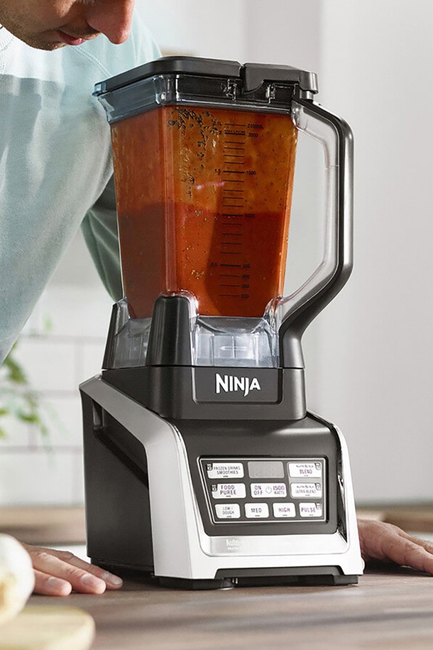 [SharkNinja] 닌자 Auto-IQ 초고속 블렌더 믹서기+푸드프로세서 BL682KR은 1500W의 강력한 모터와 6 Motion Blade 시스템을 통해 스무디, 주스, 다진 재료 등 다양한 요리를 손쉽게 만들 수 있습니다. Auto-IQ 시스템과 5가지 자동 모드(Frozen Drink/Smoothies, Blend, Ultra Blend, Puree, 수동 모드)를 지원하며, 2.1L 피처컵, 푸드프로세서 보울, 싱글컵 등 다양한 구성품으로 편리성을 더했습니다. 안전 잠금, 과열 방지 시스템, BPA Free 소재 사용으로 안전하게 사용할 수 있으며, 9kg의 무게와 250x180x220mm 크기로, 다양한 용도로 활용 가능한 주방 필수템입니다.
