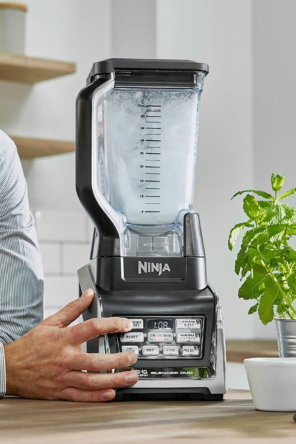 SharkNinja 닌자 Auto-IQ 초고속 블렌더 믹서기 BL642KR은 블랙과 실버 색상으로 출시되었으며, Auto-IQ 기능과 초고속 블렌딩 기술을 통해 스무디, 주스, 퓨레 등 다양한 음료와 분쇄 작업에 최적화된 제품입니다. 본체, 블렌더 용기, 개인용 블렌딩 컵으로 구성되어 있으며, 플라스틱과 스테인리스 스틸 소재를 사용하여 내구성을 높였습니다. 디지털 디스플레이와 다양한 속도 조절 기능, 분리형 칼날을 갖춰 사용 편의성을 극대화했습니다.
