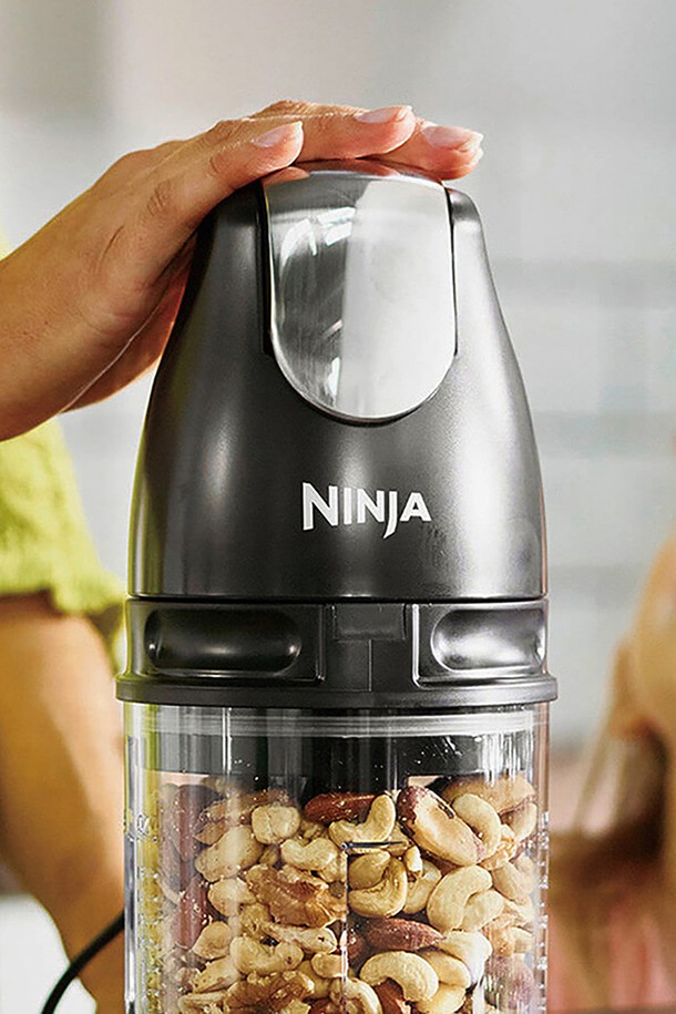 [SharkNinja] 닌자 프로페셔널 초퍼 블렌더 NJ1001KR은 500ml 용량으로, 4중 스테인리스 칼날과 BPA-FREE 친환경 소재를 사용하여 내구성과 안전성을 높인 주방 필수품입니다. 마늘, 양파, 견과류 등 다양한 식재료를 빠르고 간편하게 다질 수 있으며, 소스 및 양념 제조, 분쇄 기능까지 갖춰 요리의 즐거움을 더합니다. 200W의 강력한 모터와 원버튼 작동 방식, 안전 설계 시스템, 컴팩트한 사이즈로 편리하게 사용할 수 있습니다.
