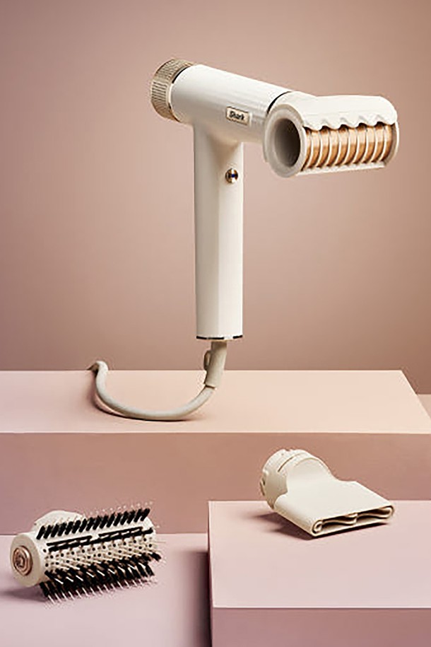 [SharkNinja] 샤크 스피드스타일 3in1 멀티 에어 드라이기 HD331KR은 이온 기능과 열풍 조절, 회전 노즐을 통해 스타일링, 볼륨, 정전기 방지까지 가능한 제품입니다. 본체, RapidGloss™ 피니셔, QuickSmooth 브러시, 터보 컨센트레이터로 구성되어 있으며, 550g의 가벼운 무게와 2.44m의 넉넉한 전원선 길이를 자랑합니다. 코안다 기술과 스마트 액세서리 인식 시스템, 인체공학적 디자인으로 프리즈 감소, 광택 향상, 모발 텍스처 개선 효과를 제공하는 화이트 색상의 헤어 드라이기입니다.
