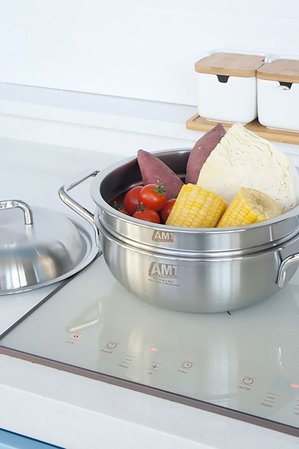 AMT 샤프(Sharp) 316Ti 스텐 20cm 멀티쿠커는 316Ti 스테인리스 소재로 제작되어 내구성이 뛰어나고 위생적인 조리가 가능합니다. 20cm 크기로 다양한 요리에 활용할 수 있으며, 양손잡이 디자인으로 편리하게 사용할 수 있습니다. 뚜껑이 포함되어 있어 조리 시 음식의 수분 증발을 막고 효율적인 조리를 돕습니다. 실버 색상으로 주방 인테리어에 세련됨을 더합니다. 조리용으로 적합한 멀티쿠커입니다.

