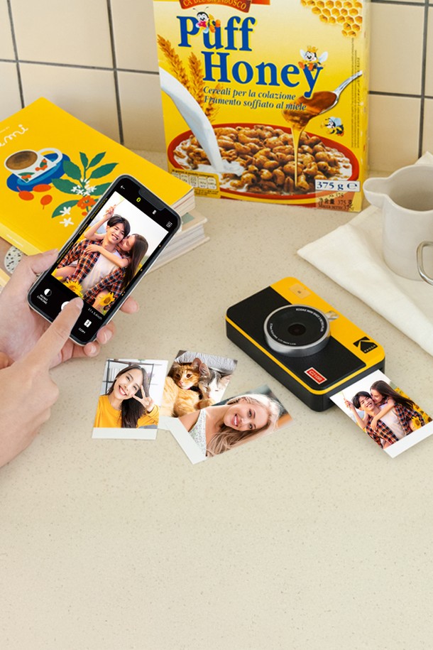 코닥 미니샷2 레트로 즉석 카메라+카트리지 38매 (화이트)는 사진 인화와 디지털 사진 저장을 동시에 지원하는 즉석 카메라입니다. 13MP 카메라 해상도와 300dpi 인쇄 해상도로 선명한 사진을 얻을 수 있으며, 2x2인치 크기로 인화됩니다. 블루투스 연결을 통해 스마트폰과 연동하여 사진 편집, 콜라주 제작, 필터 적용 등 다양한 기능을 활용할 수 있습니다. 4PASS 프린팅 기술, 방수/변색 방지 코팅, 빠른 포커싱 기능 등 향상된 성능을 제공하며, 셀피 미러와 플래시 기능으로 더욱 편리하게 사용할 수 있습니다. 구성품으로 카트리지 38매가 포함되어 있어, 풍성한 사진 촬영과 인화를 즐길 수 있습니다.
