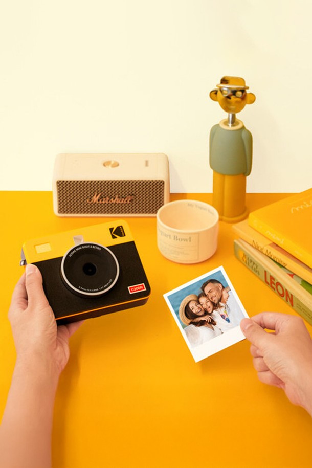 코닥 미니샷3 레트로 즉석 카메라 + 카트리지 38매 (옐로우)는 13MP 카메라, 1.77인치 LCD 디스플레이, 블루투스 연결, 셀피 미러, 노이즈 감소 기능을 갖춘 즉석 카메라입니다. 옐로우 색상으로 레트로 감성을 더하며, 4PASS 염료승화 방식으로 76mm x 76mm 크기의 사진을 300dpi 해상도로 인쇄합니다. 충전식 배터리로 약 20매 출력이 가능하며, 2in1 기능(카메라+프린터), 테두리 선택, 모바일 앱 지원, FSC 인증 패키지를 제공합니다. 제품 크기는 132mm x 104mm이며, 무게는 460g입니다.
