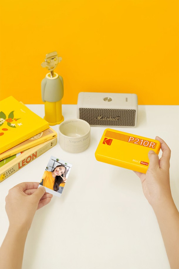 코닥 미니3 레트로 포토프린터 사진인화기 (화이트)는 휴대성과 컴팩트한 디자인을 자랑하는 미니 사이즈 포토 프린터입니다. 블루투스 연결 및 무선 프린팅을 지원하여 스마트폰으로 간편하게 사진을 출력할 수 있습니다. 4PASS 기술을 통해 변색 방지 및 고화질의 사진을 출력하며, 라미네이팅 코팅으로 사진을 더욱 오랫동안 보존할 수 있습니다. 90분 사용 가능한 배터리로 약 20매 출력이 가능하며, 초기 카트리지 8매와 C타입 포트를 포함한 구성입니다. 올인원 카트리지를 사용하여 편리하며, 경량으로 휴대하기 용이합니다.
