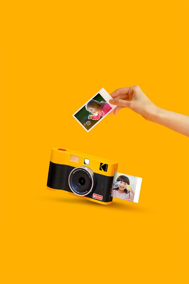 코닥 미니샷3 ERA(블랙) 즉석 카메라는 사진 미리보기 기능과 원터치 촬영으로 간편하게 즉석 인화가 가능한 제품입니다. 1.77인치 LCD 디지털 뷰파인더를 통해 촬영 전 사진을 확인하고, 2-in-1 기능을 활용하여 모바일 사진도 간편하게 인쇄할 수 있습니다. 4PASS 프린팅 기술을 적용하여 선명한 화질과 오염 방지 코팅, 변색 방지 기능으로 사진의 보존성을 높였습니다. 2인치, 3인치, 4인치, 6인치 인쇄 옵션과 테두리/무테두리 인쇄 옵션을 제공하여 개성 있는 사진을 연출할 수 있습니다. 보호 코팅으로 사진의 내구성을 향상시켰습니다.
