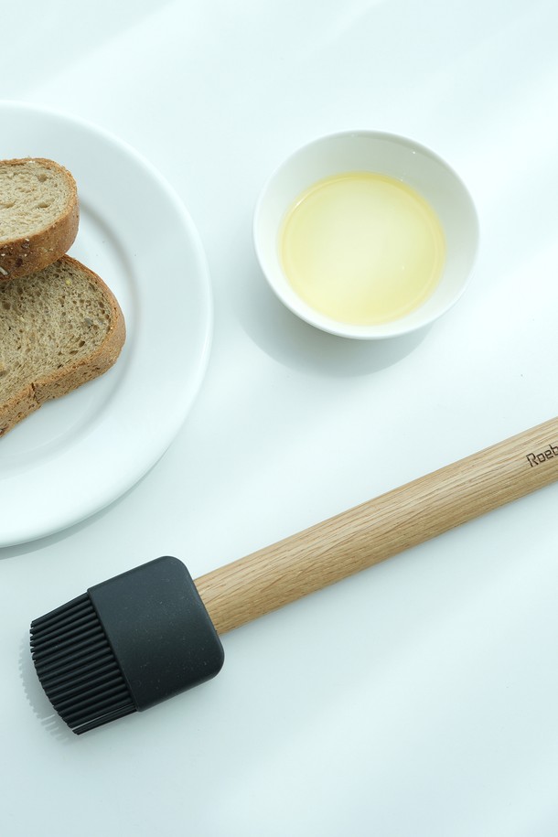 레벤호프 실리콘 퍼펙트 기름솔 블랙 27cm은 주방의 품격을 높여주는 필수템입니다. 부드러운 실리콘 헤드는 식재료에 오일을 고르게 펴 바르기에 적합하며, 팬이나 냄비 시즈닝에도 유용하게 사용됩니다. 위생적인 분리형 구조로 세척이 용이하며, 열탕 소독까지 가능하여 안심하고 사용할 수 있습니다. 북유럽 스타일 디자인과 로고 각인으로 세련됨을 더했으며, 편안한 그립감과 스크래치 방지 기능으로 실용성을 높였습니다. 선물용 박스 포장으로 소중한 사람에게 선물하기에도 좋습니다.
