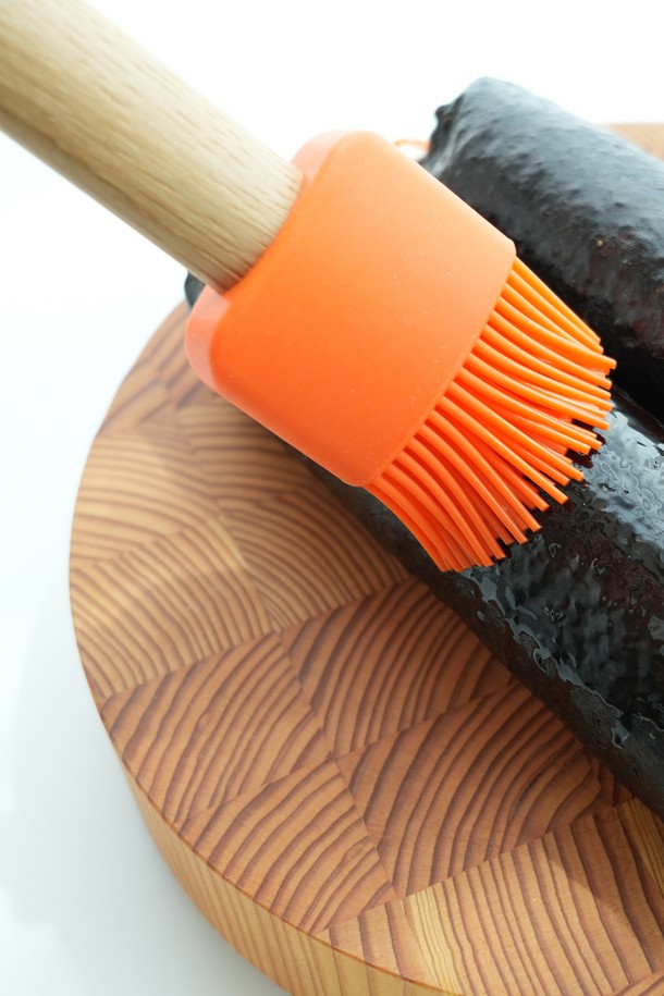 레벤호프 실리콘 퍼펙트 기름솔 오렌지 27cm는 주방 조리에 편리함을 더하는 실리콘 기름솔입니다. 부드러운 실리콘 브러시와 27cm의 넉넉한 길이는 식재료, 팬, 조리도구에 기름을 골고루 펴 바르기 용이하게 합니다. 위생적인 분리형 구조로 세척과 관리가 간편하며, 북유럽 스타일 디자인과 브랜드 로고 각인이 돋보입니다. 원목 손잡이는 편안한 그립감을 제공하여 오랫동안 사용해도 부담스럽지 않습니다.
