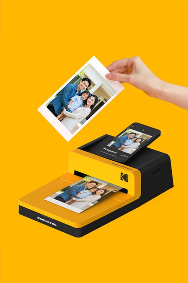 코닥 도크(KODAK DOCK) ERA 포토프린터는 사진을 간편하게 인화할 수 있는 휴대용 포토 프린터입니다. 블랙과 옐로우 두 가지 색상으로 제공되며, 스마트폰과 무선으로 연결하여 사진을 바로 인쇄할 수 있습니다. 컴팩트한 사이즈로 휴대성이 뛰어나 언제 어디서든 사진을 출력할 수 있습니다. 프린터 본체와 함께 카트리지 90매가 기본 구성으로 제공되어 넉넉하게 사진 인화가 가능합니다. 소중한 추억을 간직하고 싶을 때, 코닥 도크 ERA 포토프린터로 간편하게 사진을 인화해 보세요.
