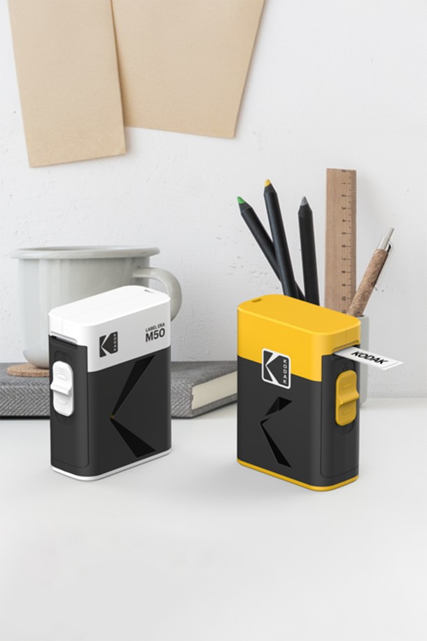 코닥 라벨 프린터 ERA 휴대용 네임 스티커 미니 라벨기는 간편하게 네임태그와 라벨링을 할 수 있는 제품입니다. 블랙과 화이트 두 가지 색상으로 제공되며, 작고 미니멀한 크기로 휴대성이 뛰어납니다. 라벨 프린터와 함께 카트리지 13롤이 구성품으로 포함되어 있어 실용적입니다. 스티커 출력 기능을 통해 다양한 용도로 활용 가능하며, 쉽고 간편하게 사용할 수 있어 편리합니다. 코닥 라벨 프린터 ERA로 깔끔하고 효율적인 라벨링을 경험해 보세요.
