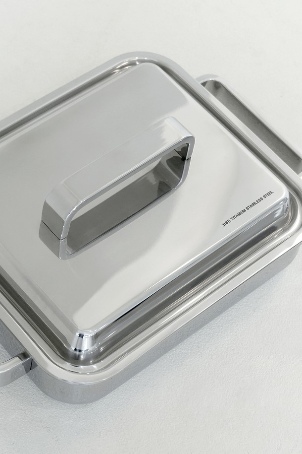 AMT 316Ti 스텐 프로 사각 그리들팬 뚜껑세트(유광)는 316Ti 티타늄 스테인리스스틸, 304 스테인리스스틸, 알루미늄 소재로 제작된 주방용품입니다. 5중 레이어 구조로 뛰어난 열전도율과 열보존력을 자랑하며, 유광 디자인이 특징입니다. 가스레인지, 인덕션, 할로겐, 전기레인지 등 다양한 열원에서 사용할 수 있으며, 의료용 등급 소재를 사용하여 안전성을 높였습니다. 무수분 및 저수분 조리가 가능하며, 스팀 순환 시스템과 스팟 용접 손잡이, 눈금 표시 등의 편의성을 제공합니다. 본체와 뚜껑으로 구성되어 있으며, 철보다 2배, 알루미늄보다 6배 강한 내구성을 지닌 2.7-3.5T 두께의 제품입니다.
