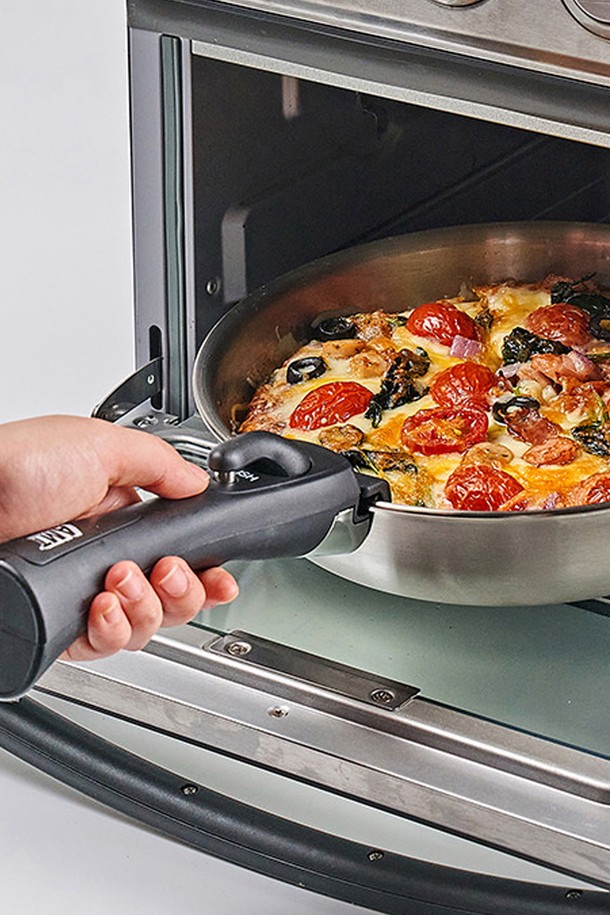 AMT 굿핸즈 마스터 316Ti 22cm 멀티웍은 316Ti 티타늄 스테인리스 스틸과 알루미늄 소재로 제작되어 뛰어난 열전도성과 보온성을 자랑합니다. 5중 풀바디 구조와 3.5T 두께로 견고하며, 의료용 등급 소재를 사용하여 위생적이고 안전합니다. 무수분/저수분 조리와 일반 조리가 가능하며, 가스레인지, 전기레인지, 인덕션, 할로겐, 오븐 등 다양한 열원에서 사용할 수 있습니다. 스텐 뚜껑과 분리형 멀티 손잡이가 함께 제공되어 편리하며, 304 스테인리스 대비 내부식성이 강화되어 오래 사용할 수 있습니다.
