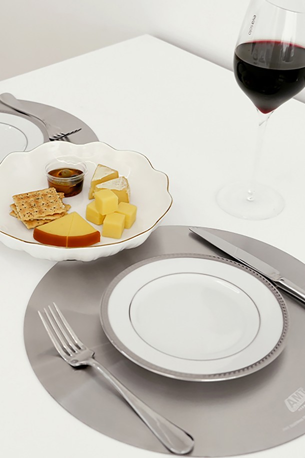 AMT 다용도 스텐 원형 매트 30cm는 냄비받침, 플레이팅, 무수분 및 저수분 요리에 활용 가능한 주방용품입니다. 5중 구조로 제작되어 열전도율과 보온성이 뛰어나며, 내구성과 내식성이 우수하여 위생적이고 반영구적인 사용이 가능합니다. 30cm 사이즈의 원형 디자인에 로고 각인이 새겨져 있으며, 2.7~3.5T 두께로 안정감을 더했습니다. 가스레인지, 핫플레이트, 인덕션, 할로겐 등 다양한 열원에서 사용할 수 있으며, 식기세척기 사용도 가능합니다. 단, 전자레인지 사용은 불가합니다.
