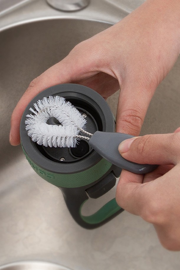 레벤호프 보틀 클리닝 브러쉬 세트는 텀블러, 젖병, 빨대 등을 위생적으로 세척할 수 있는 주방용품입니다. PP, TPR, 나일론, 스테인리스 스틸 등 튼튼한 소재로 제작되어 오래 사용할 수 있습니다. 텀블러 세척솔, 빨대 세척솔, 디테일 세척솔 3종과 브러쉬 거치대로 구성되어 더욱 편리합니다. 물빠짐 구멍이 있어 위생적이며, 브러쉬 3종을 보관하여 깔끔하게 관리할 수 있습니다. U자형 디자인으로 꼼꼼하게 세척하세요.
