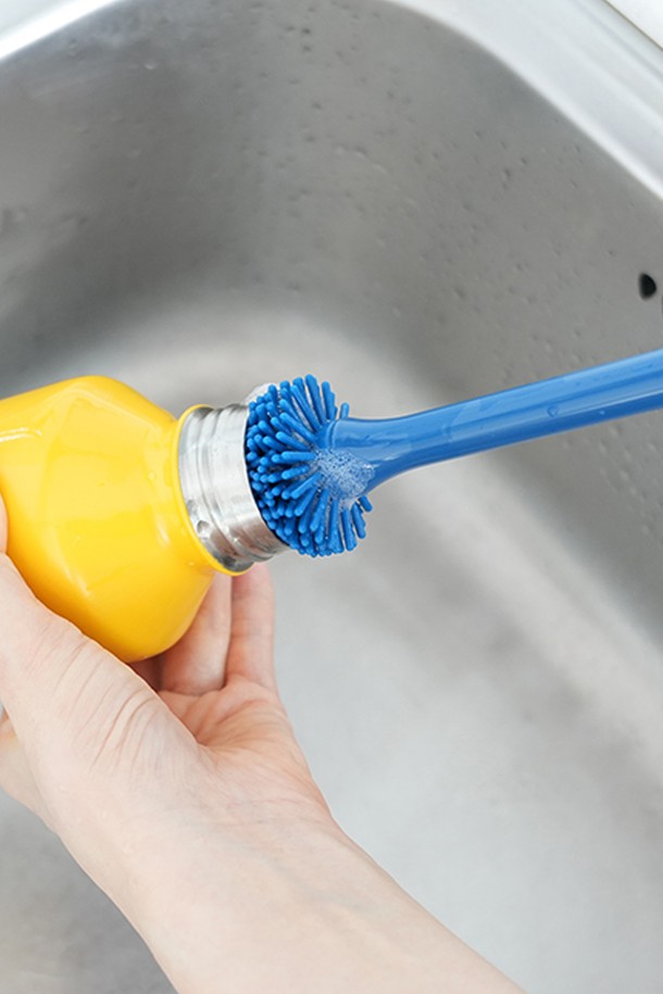 레벤호프 클리닝 브러쉬 블루 35cm는 주방용품 세척에 최적화된 브러쉬입니다. 나선형 실리콘 브러쉬와 미끄럼 방지 손잡이 디자인으로 강력한 세척력과 편안한 그립감을 제공합니다. 35cm 길이로 좁은 틈새까지 깨끗하게 세척 가능하며, 풍부한 거품을 생성하여 더욱 효과적인 세정이 가능합니다. 긁힘 방지 기능과 보관을 위한 걸이용 고리가 있어 실용적이며, 비닐 포장과 선물용 박스로 포장되어 더욱 만족스러운 사용 경험을 선사합니다.
