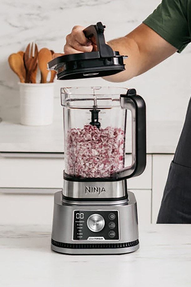 SharkNinja 닌자 스마트 파워 업 초고속 블렌더 믹서기 CB350KR은 6 Motion Blade 시스템과 8중 입체 칼날을 통해 강력한 성능을 제공합니다. 이 제품은 주스, 스무디, 아이스크림, 드레싱, 다지기, 반죽 등 다양한 요리를 간편하게 만들 수 있으며, Auto-IQ 다이얼 프로그램과 수동/순간 작동 모드를 지원합니다. 400ml, 700ml, 2.7L 용기, Hybrid Edge Blade, Total Crushing & Chopping Blade, Dough & Batter Blade 등 다양한 구성품과 BPA Free 소재, 3중 안전 시스템, 매끄럽고 세련된 디자인으로 안전하고 편리하게 사용할 수 있습니다.
