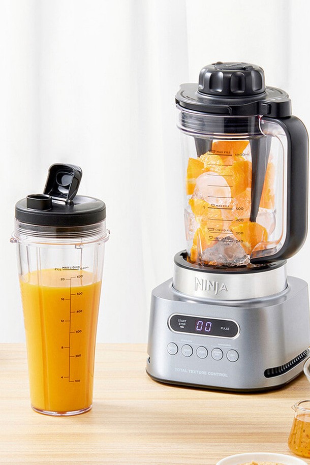 [SharkNinja] 닌자 트위스티하이스피드 2in1 블렌더듀오 CB151KR은 1600W의 강력한 모터와 6중 스테인리스 블레이드로 스무디, 칵테일 등 다양한 음료를 쉽고 빠르게 만들 수 있습니다. 2.4L의 총 용량과 1L 피처컵, 700ml 싱글컵 2개로 넉넉한 양을 조리할 수 있으며, 5가지 Auto-iQ 프로그램과 블렌드, 크러시, 슬러시, 파워믹스, 맥스 모드를 지원하여 다양한 레시피에 활용 가능합니다. SmartTORQUE 기술, 내장형 트위스트 패들, 드리즐 캡, 안전 센서 시스템, 미끄럼 방지 실리콘 베이스, 디지털 디스플레이, 분리형 부품, 컴팩트 보관 디자인 등 편리하고 안전한 사용을 위한 다양한 기능을 갖추었습니다.
