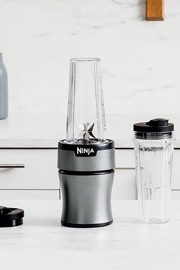 닌자 뉴트리 싱글 블렌더 플러스 다용도 믹서기 BN300KR은 700W의 강력한 성능으로 스무디, 주스, 양념 등 다양한 요리를 간편하게 만들 수 있습니다. 6-Motion 블레이드 기술과 BPA-free 플라스틱, 스테인리스 스틸 소재를 사용하여 영양소 손실을 최소화하며, 원터치 작동, 안전 잠금 장치, 자동 냉각 시스템 등 편리하고 안전한 기능을 제공합니다. 본체, 싱글컵 2개(594ml), 컵뚜껑 2개, 블레이드 조립부로 구성되어 있으며, 식기세척기 사용이 가능하여 위생적으로 관리할 수 있습니다.
