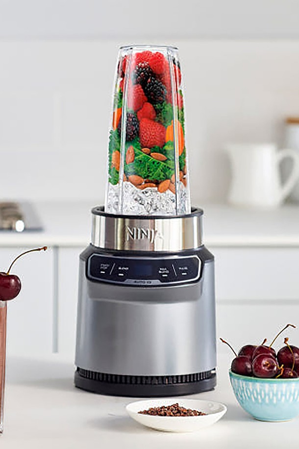 SharkNinja 닌자 뉴트리 블렌더 프로 with Auto-IQ 믹서기 BN500KR은 1000W의 강력한 모터와 Auto-IQ 시스템을 통해 최적의 블렌딩을 제공합니다. 500ml, 700ml, 900ml의 다양한 용량 컵과 6중 블레이드 시스템을 갖춰 얼음 분쇄와 영양소 보존에 효과적입니다. 트라이탄 및 BPA-free 소재를 사용하여 안전하며, 펄스 블렌딩, 맥스 블렌딩, 원터치 작동 등 다양한 기능을 지원합니다.
