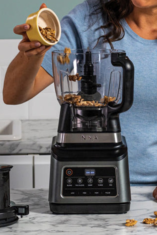 **SharkNinja 닌자 올인원 블렌더 프로페셔널 믹서기 BN800KR**는 1200W의 강력한 모터와 6단계 모션 블레이드 시스템을 통해 블렌딩, 다지기, 반죽, 얼음 분쇄 등 다양한 기능을 제공하는 다재다능한 주방 필수템입니다. 2.1L 피처, 700mL 싱글컵, 1.8L 푸드프로세서 볼을 포함하여 다양한 용도로 활용 가능하며, 4중 안전 시스템, 자동 환기 시스템, 흡착식 받침으로 안전하게 사용할 수 있습니다. BPA-Free 트라이탄 소재로 제작되어 위생적이며, 3단 블레이드 구조와 영양소 보존 기능으로 더욱 만족스러운 사용 경험을 선사합니다.
