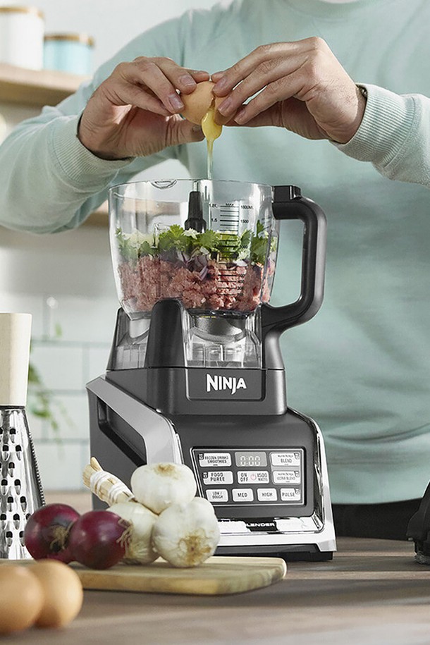 [SharkNinja] 닌자 Auto-IQ 초고속 블렌더 믹서기+푸드프로세서 BL682KR은 1500W의 강력한 모터와 6 Motion Blade 시스템을 통해 스무디, 주스, 다진 재료 등 다양한 요리를 손쉽게 만들 수 있습니다. Auto-IQ 시스템과 5가지 자동 모드(Frozen Drink/Smoothies, Blend, Ultra Blend, Puree, 수동 모드)를 지원하며, 2.1L 피처컵, 푸드프로세서 보울, 싱글컵 등 다양한 구성품으로 편리성을 더했습니다. 안전 잠금, 과열 방지 시스템, BPA Free 소재 사용으로 안전하게 사용할 수 있으며, 9kg의 무게와 250x180x220mm 크기로, 다양한 용도로 활용 가능한 주방 필수템입니다.
