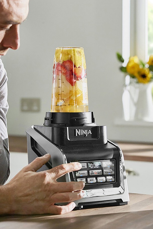 SharkNinja 닌자 Auto-IQ 초고속 블렌더 믹서기 BL642KR은 블랙과 실버 색상으로 출시되었으며, Auto-IQ 기능과 초고속 블렌딩 기술을 통해 스무디, 주스, 퓨레 등 다양한 음료와 분쇄 작업에 최적화된 제품입니다. 본체, 블렌더 용기, 개인용 블렌딩 컵으로 구성되어 있으며, 플라스틱과 스테인리스 스틸 소재를 사용하여 내구성을 높였습니다. 디지털 디스플레이와 다양한 속도 조절 기능, 분리형 칼날을 갖춰 사용 편의성을 극대화했습니다.
